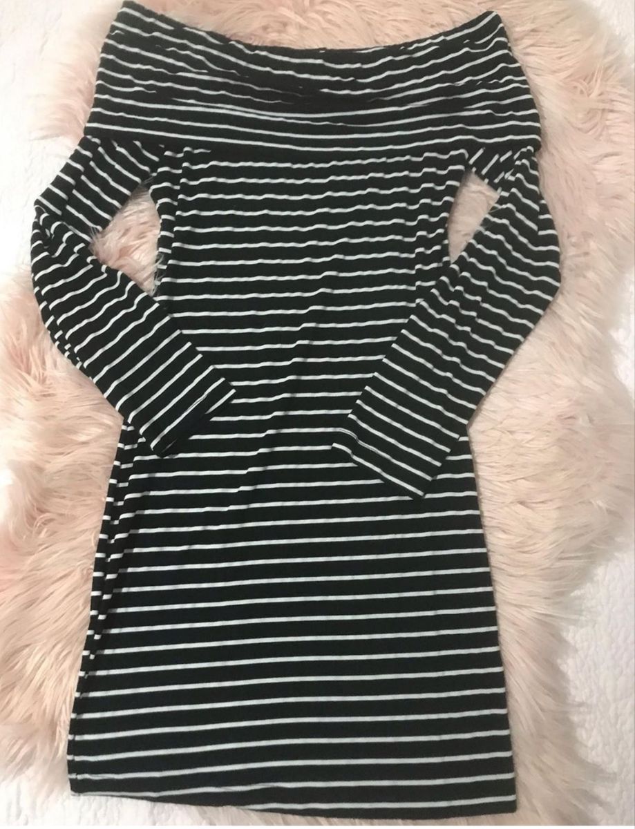 vestido listrado ombro a ombro