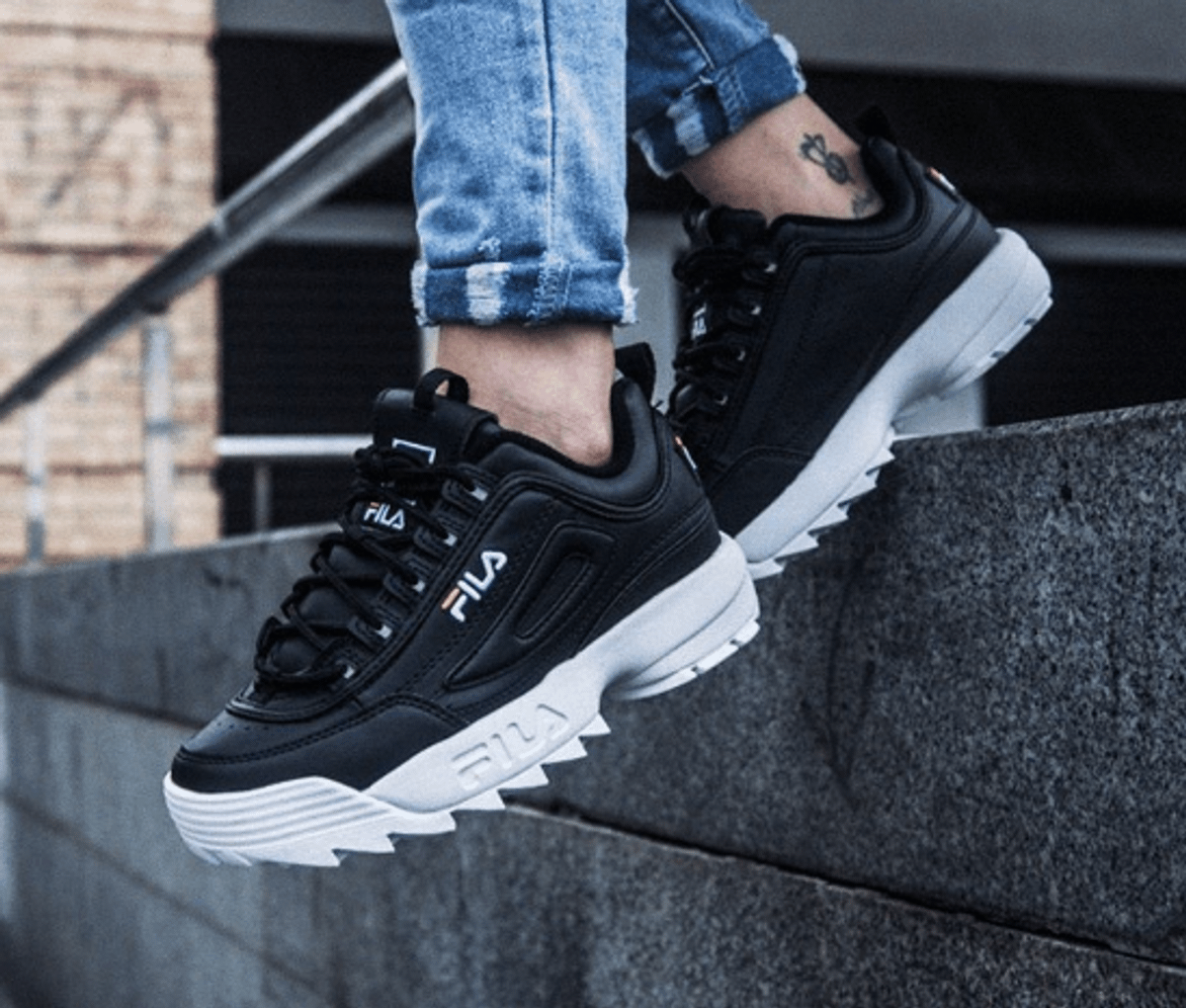 tenis fila feminino preto e branco