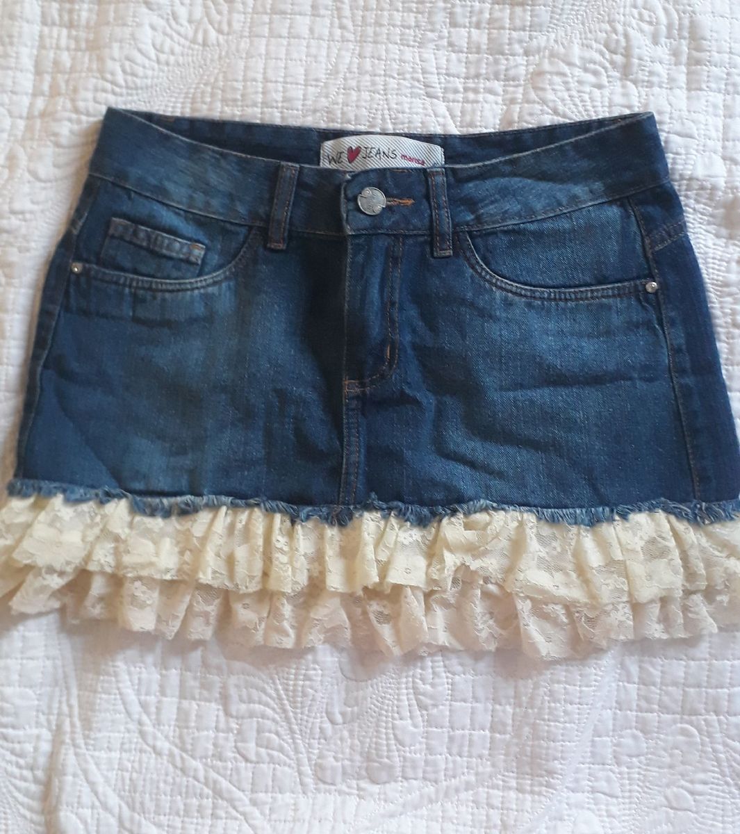 calça jeans com blusa amarela