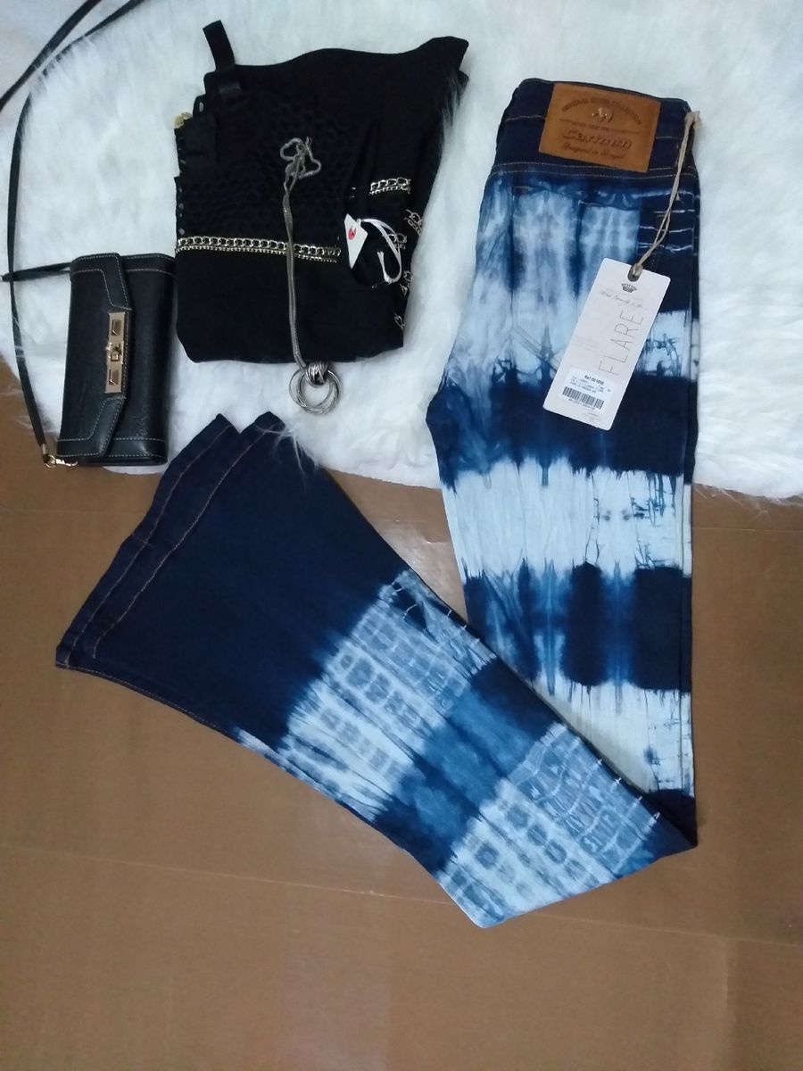 calça flare carmim