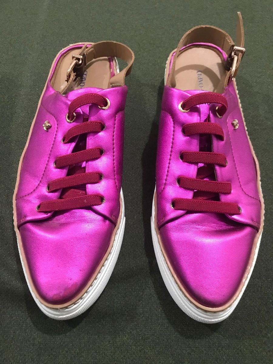 tenis aberto atras cravo e canela