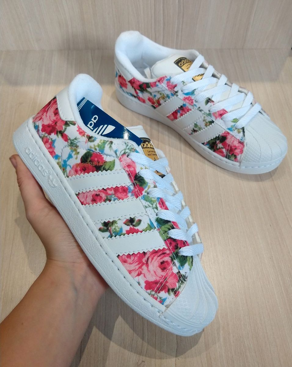 tenis adidas feminino florido