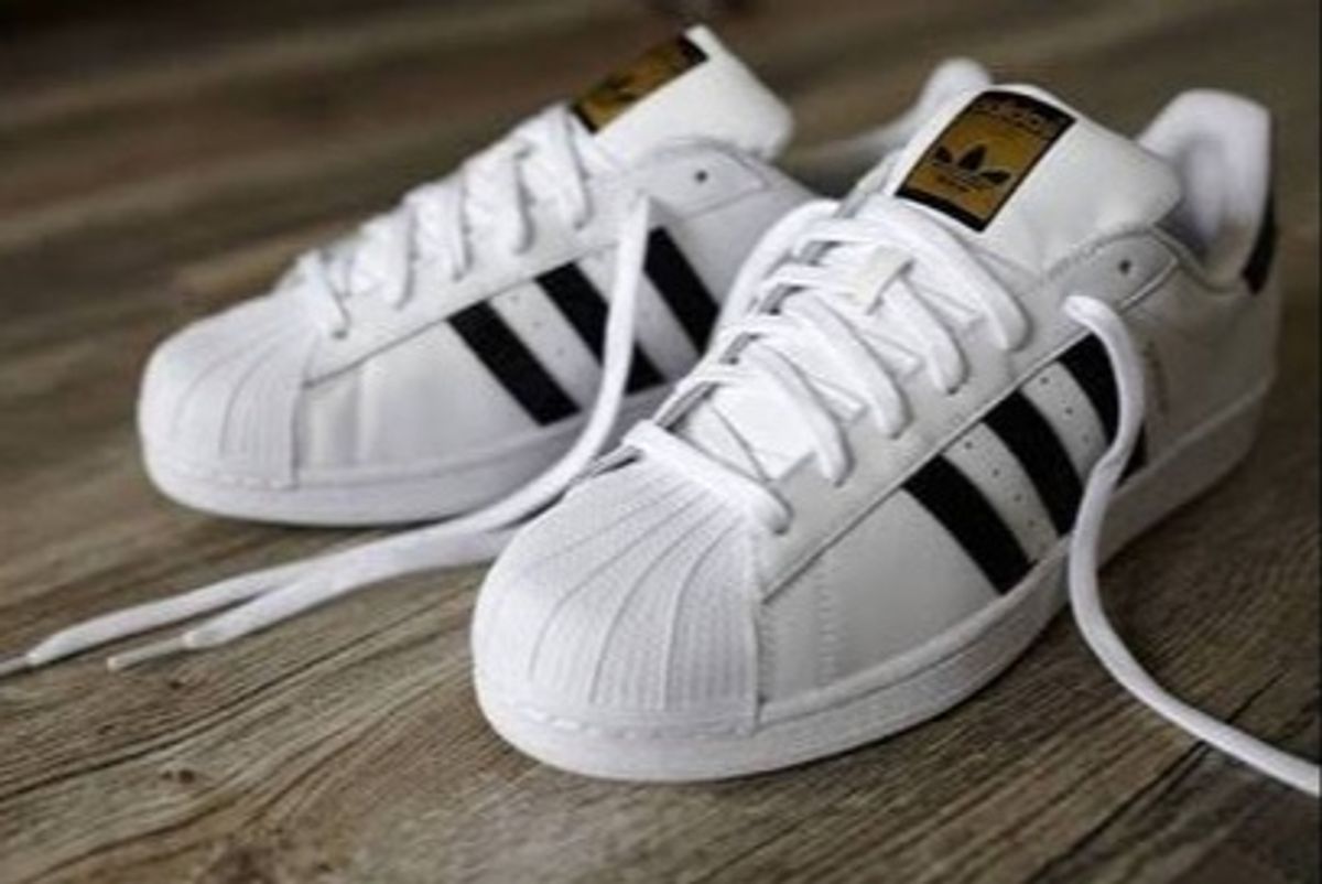 tenis adidas branco com listras pretas masculino