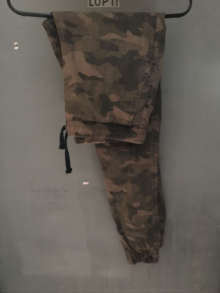 calça jogger camuflada c&a