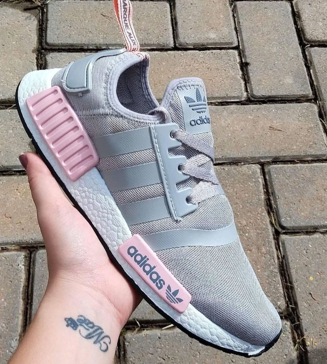 tênis adidas cinza com rosa