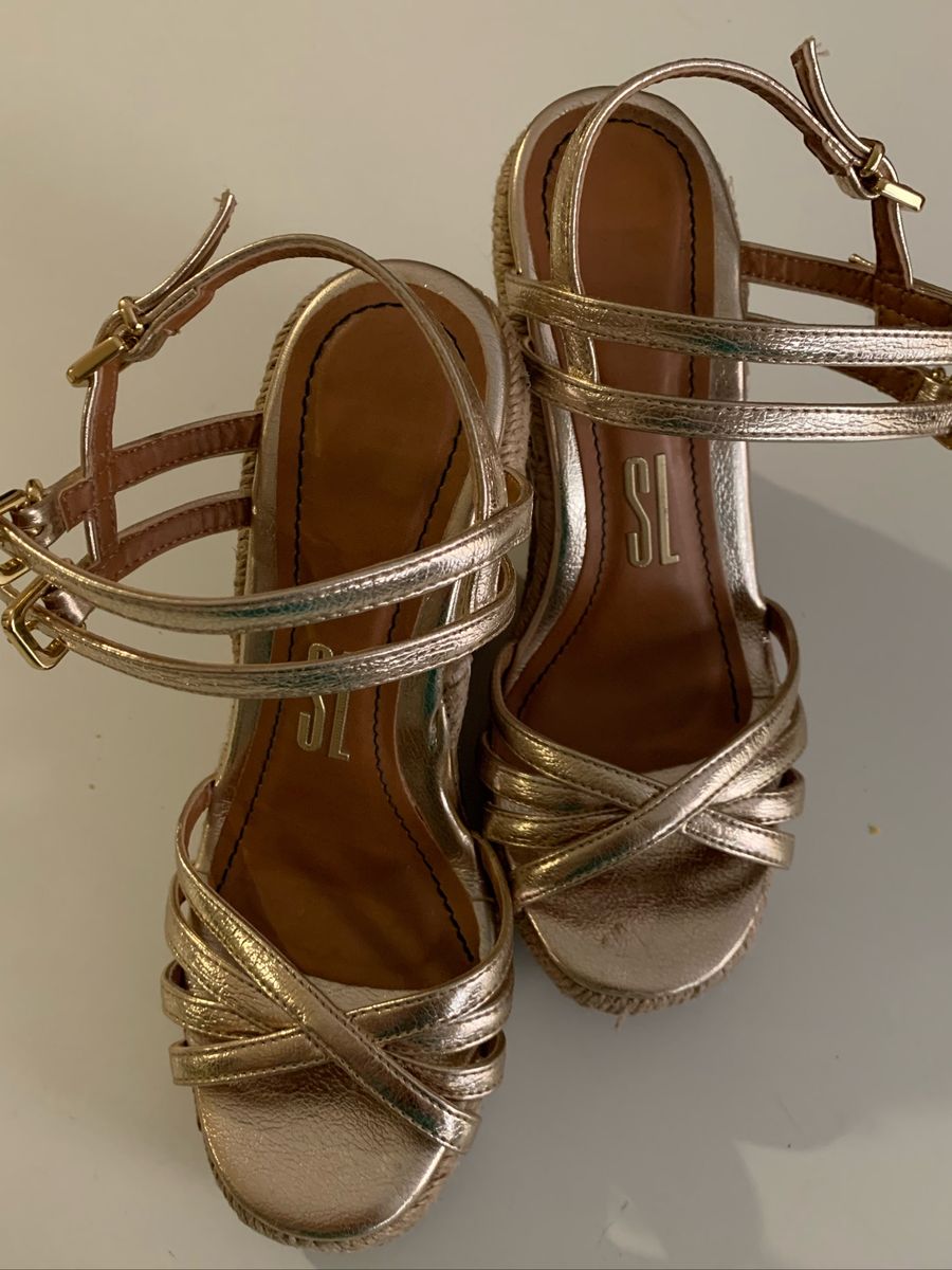 sandalia anabela dourada santa lolla