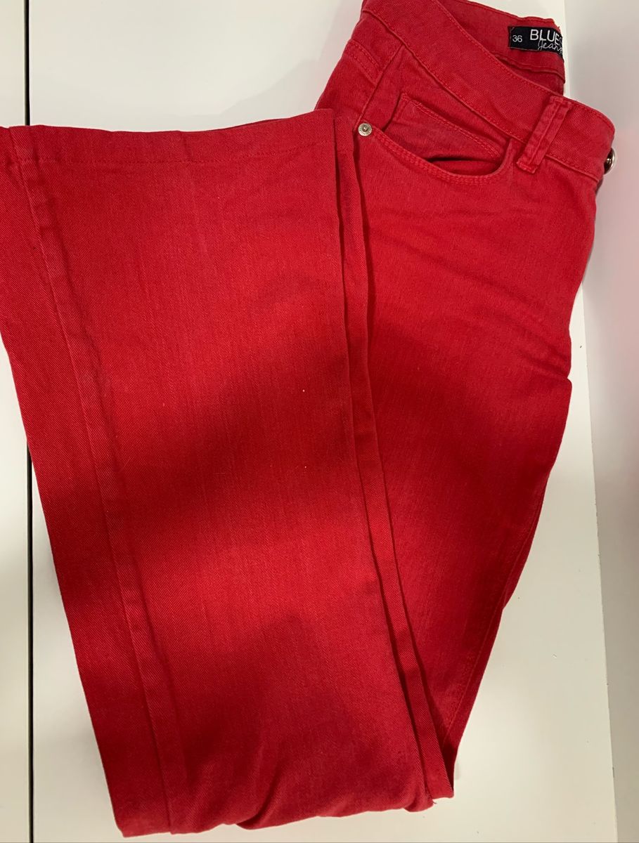 calça flare vermelha