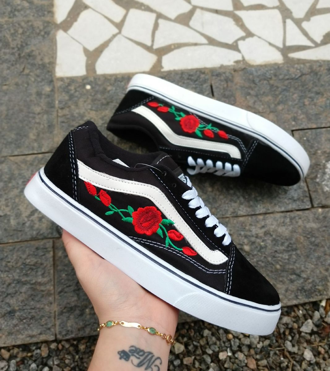 tenis vans preto com flores vermelhas