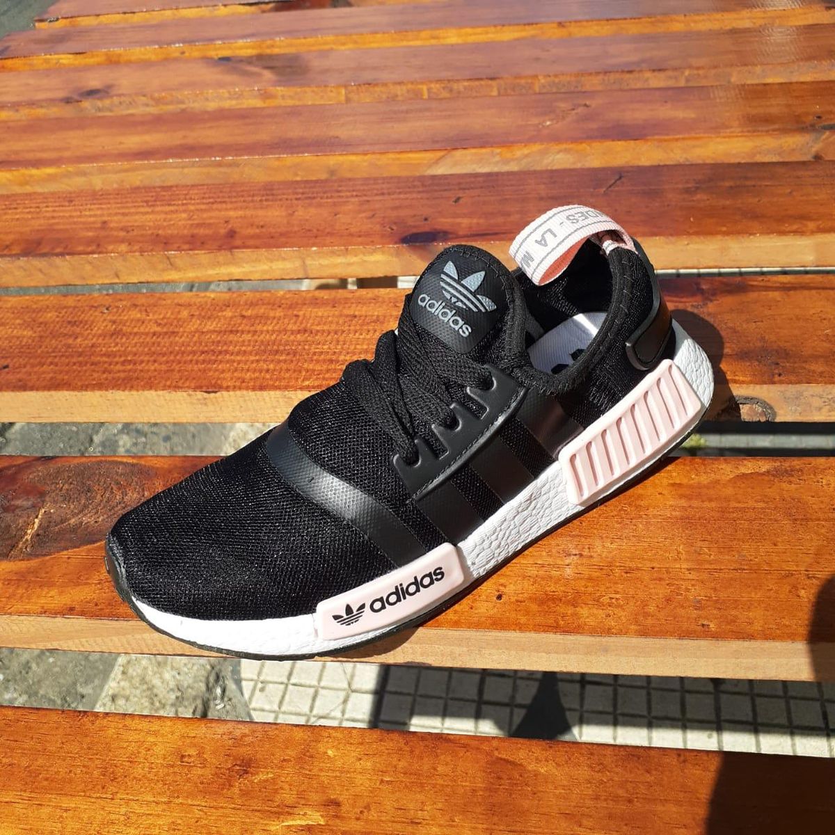 tenis nmd preto com rosa