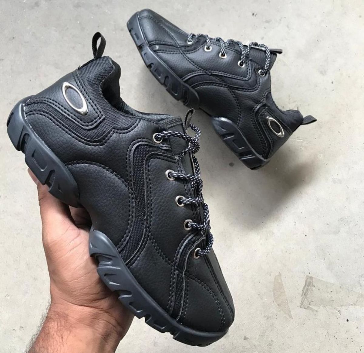 bota da oakley preta