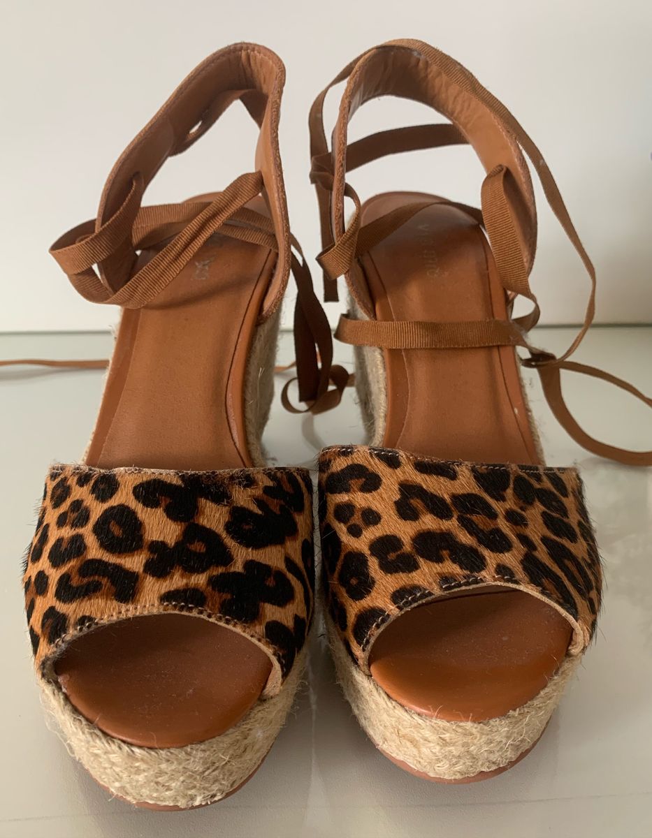 sandalia com estampa de onça
