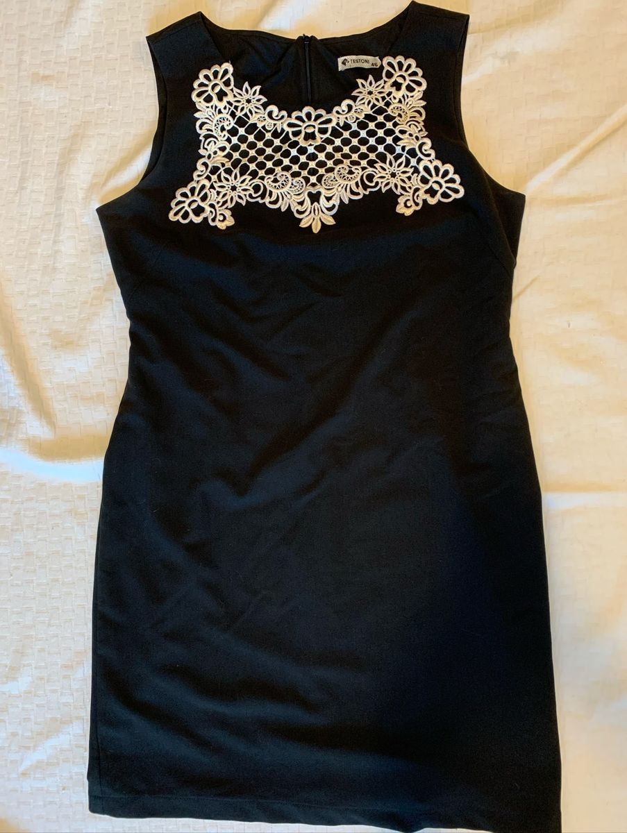 vestido preto com renda branca
