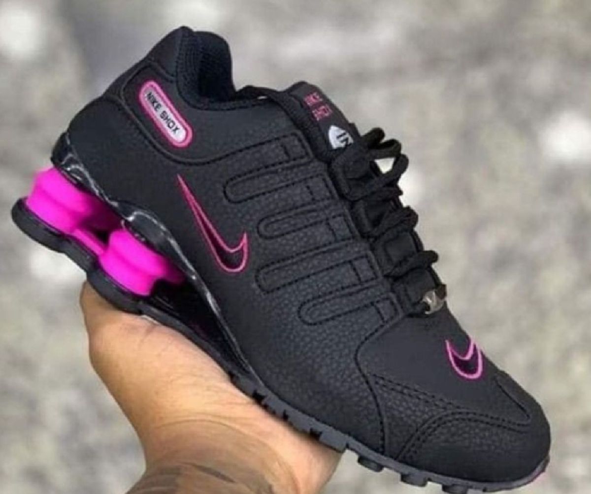 tênis rosa com preto