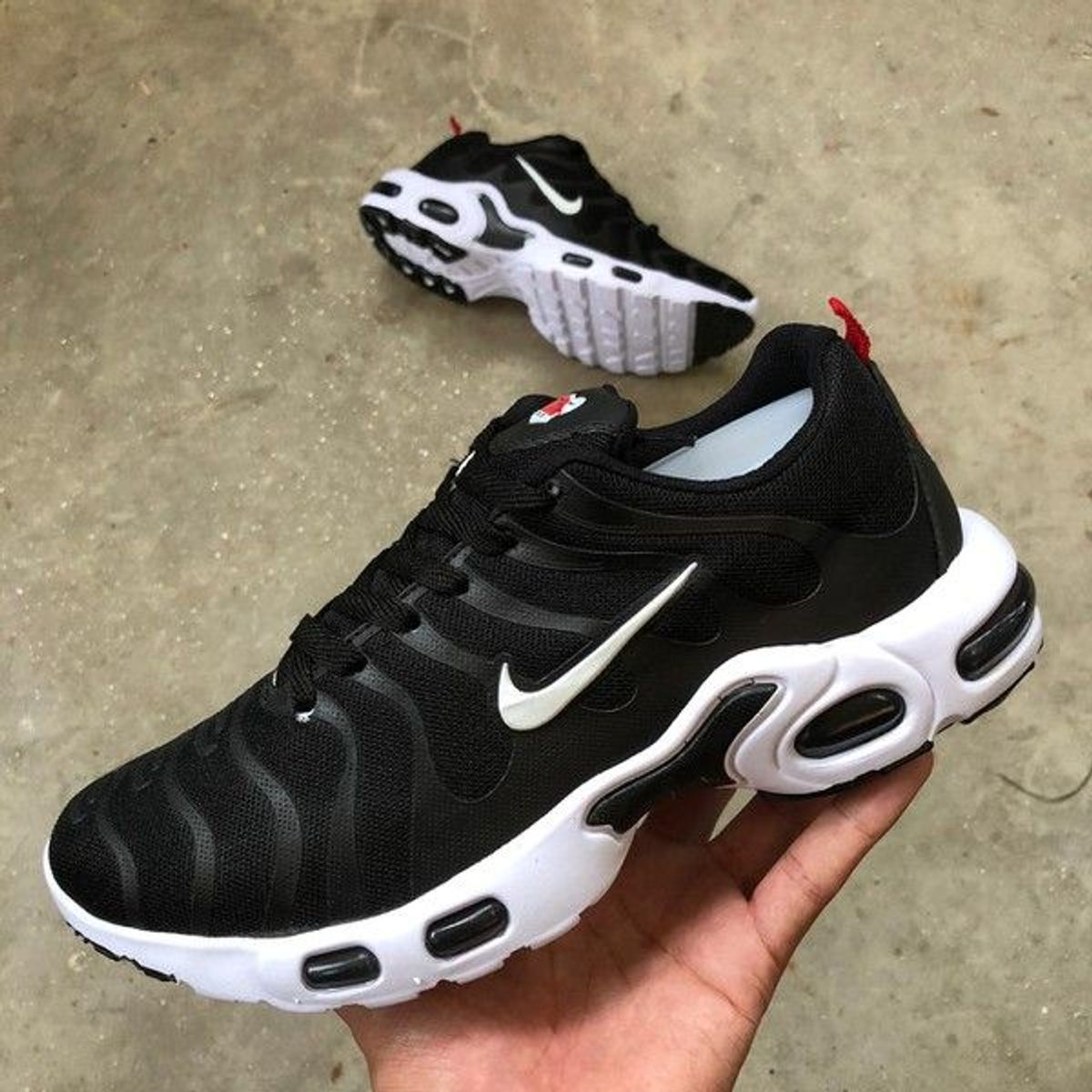 air max tn plus preto e branco