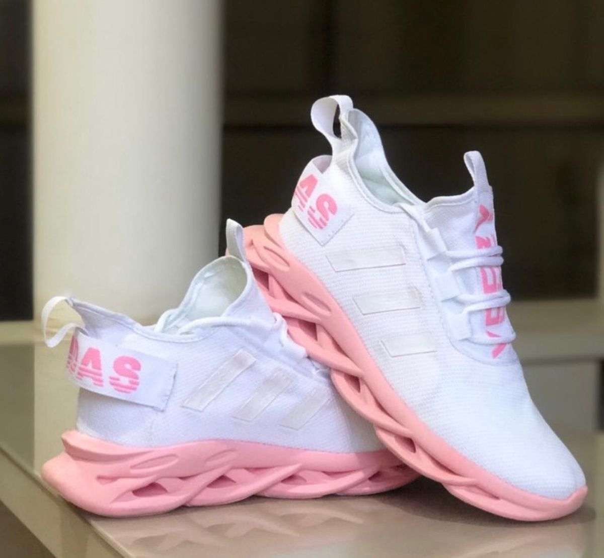 tenis adidas branco com detalhe rosa
