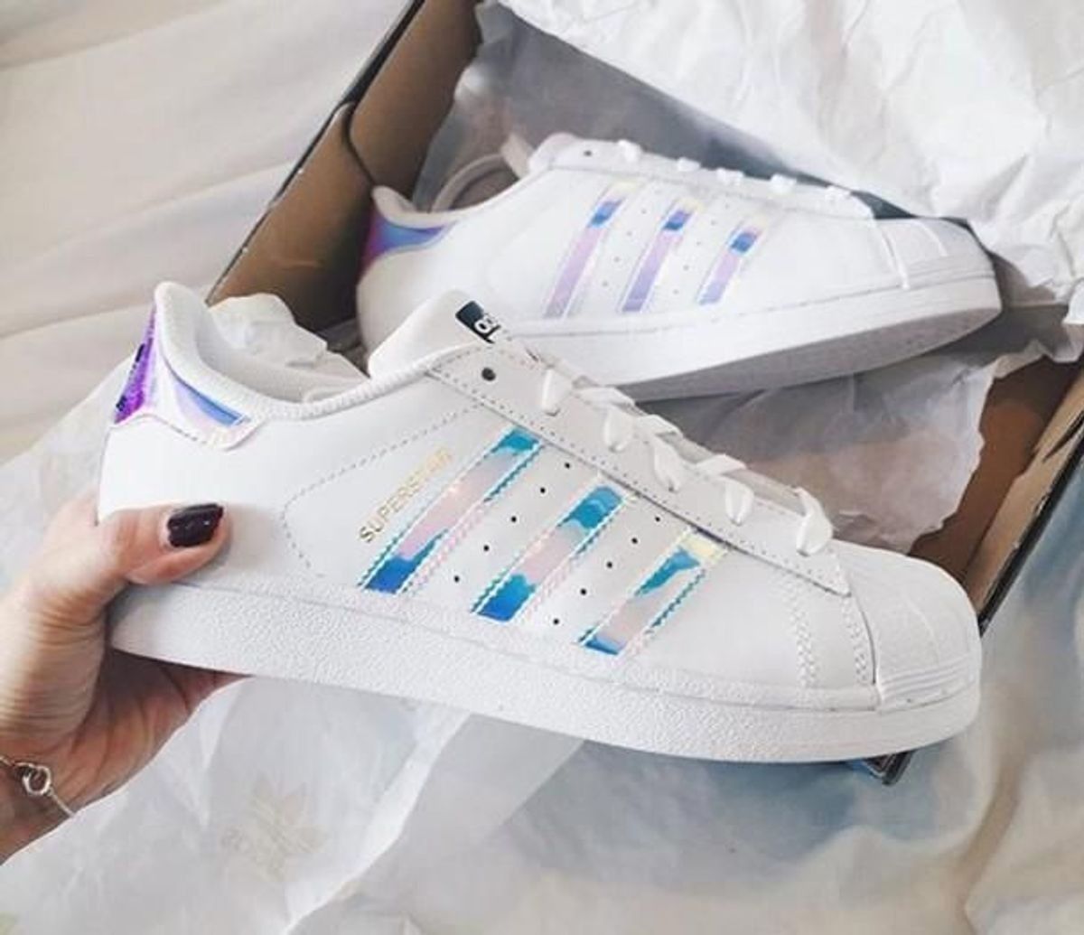 tenis adidas superstar holográfico feminino