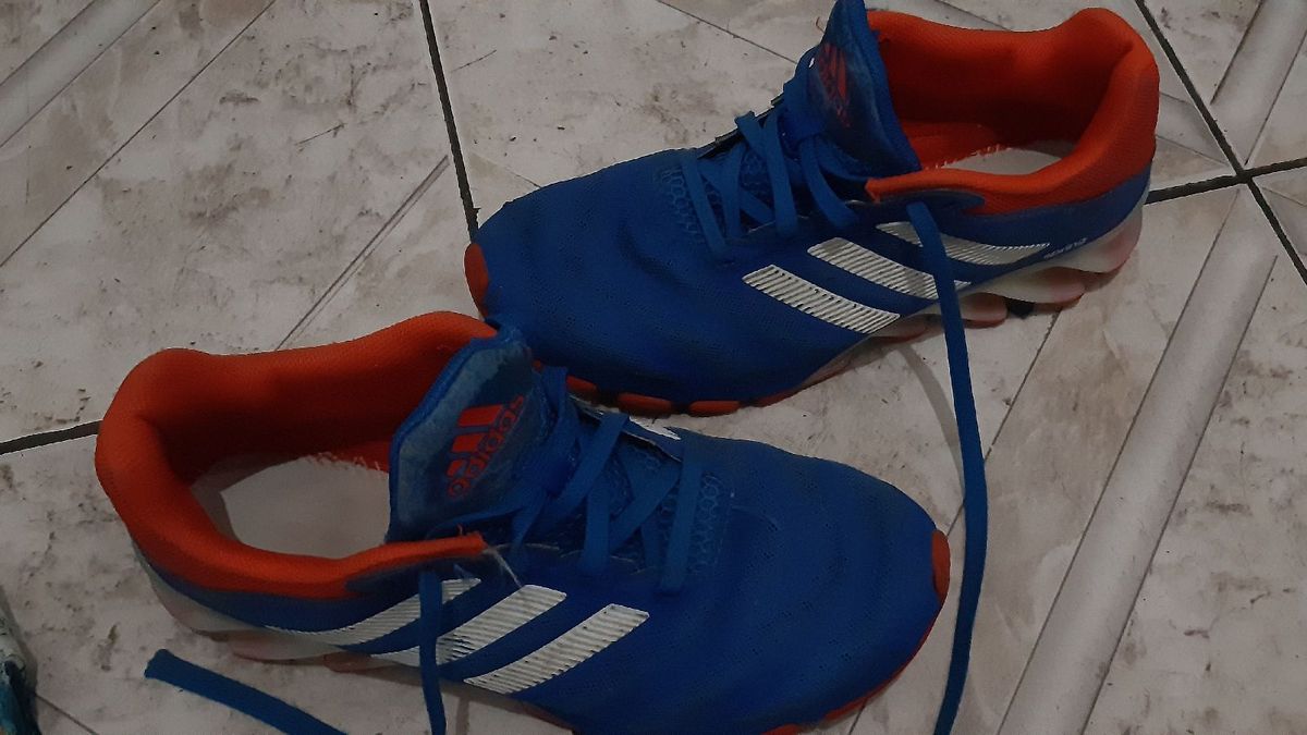 tenis adidas laranja e azul