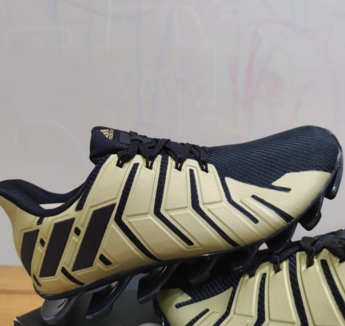 springblade dourado e preto