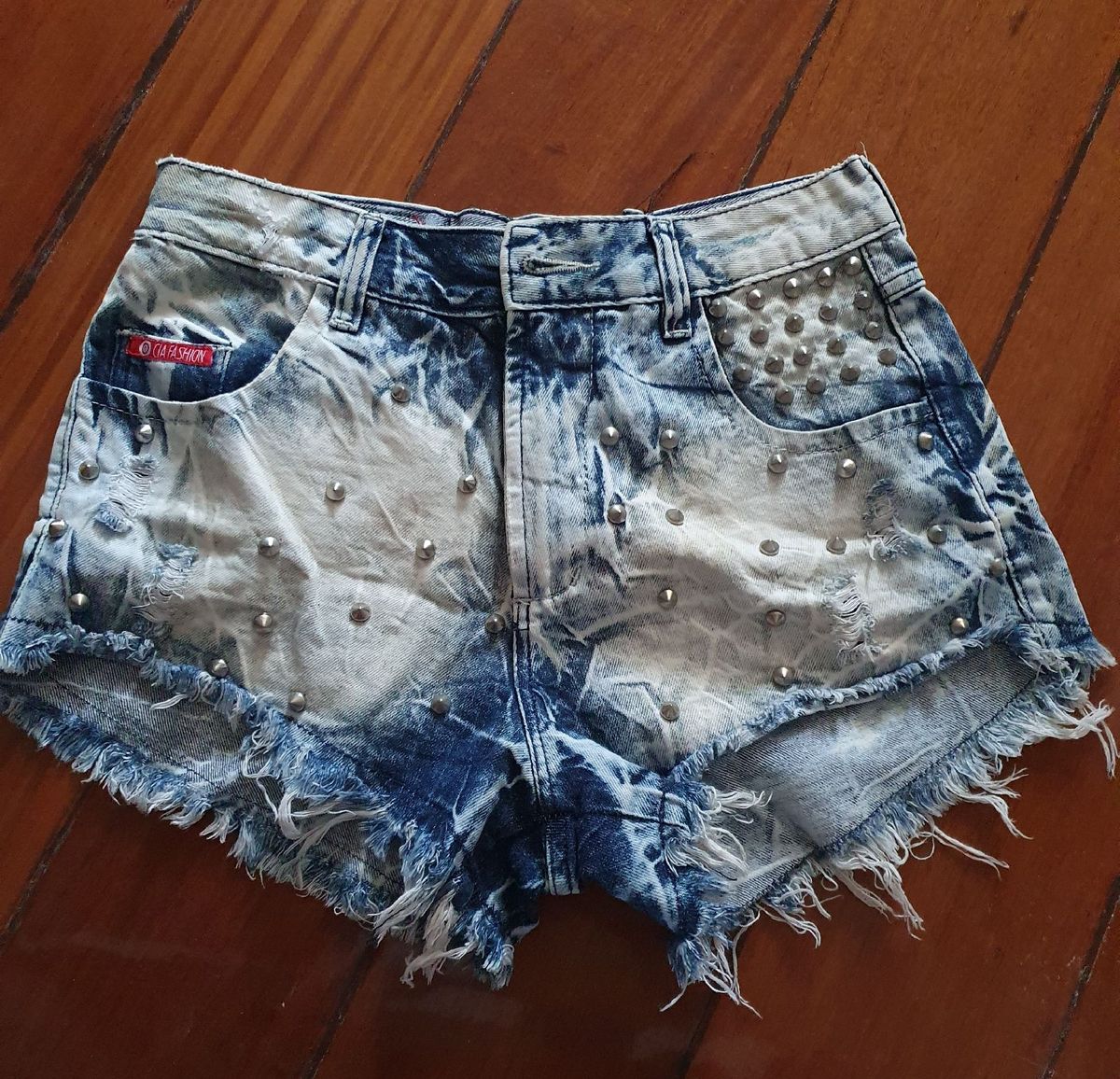 short jeans com tachinhas