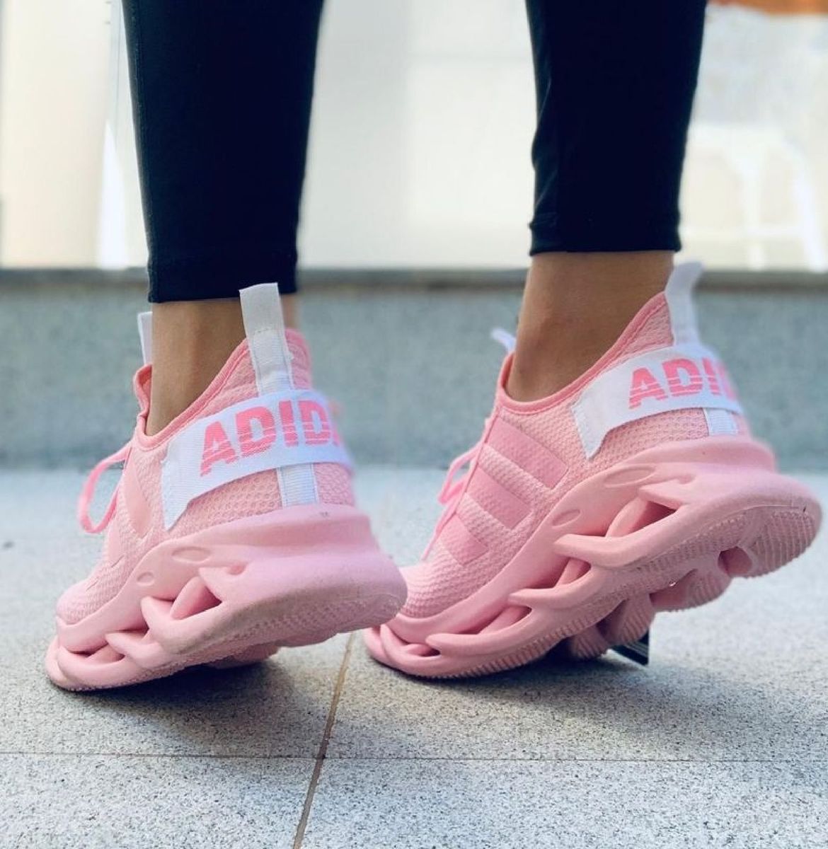 tenis yeezy rosa