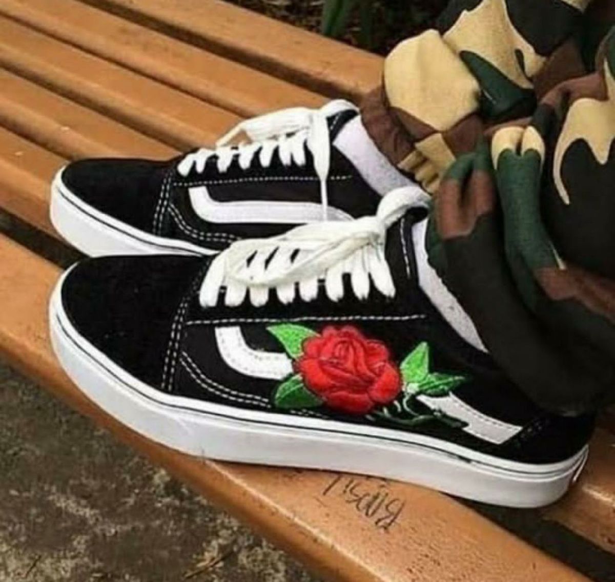 tenis vans com flor do lado