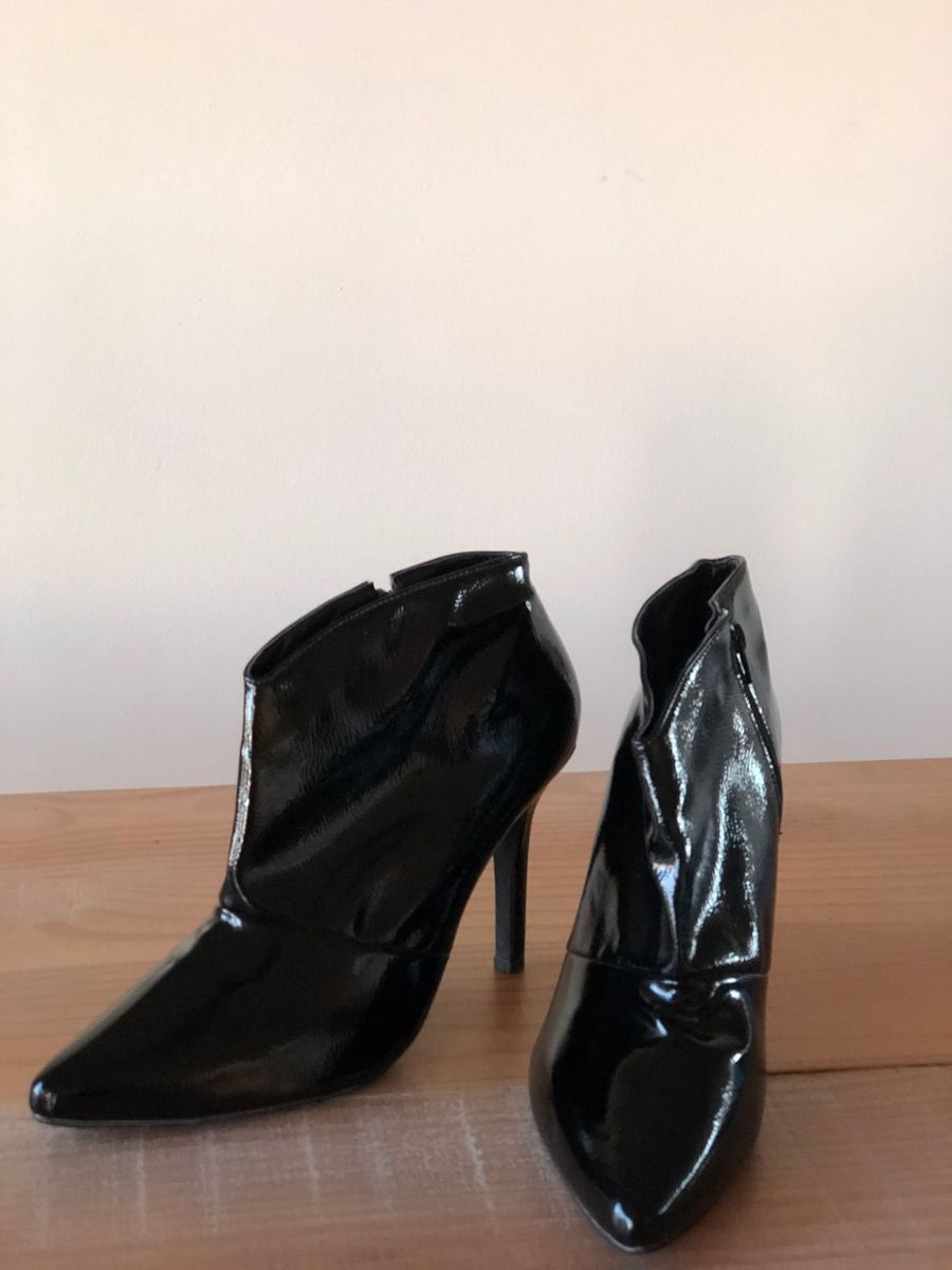 bota cano curto salto fino verniz