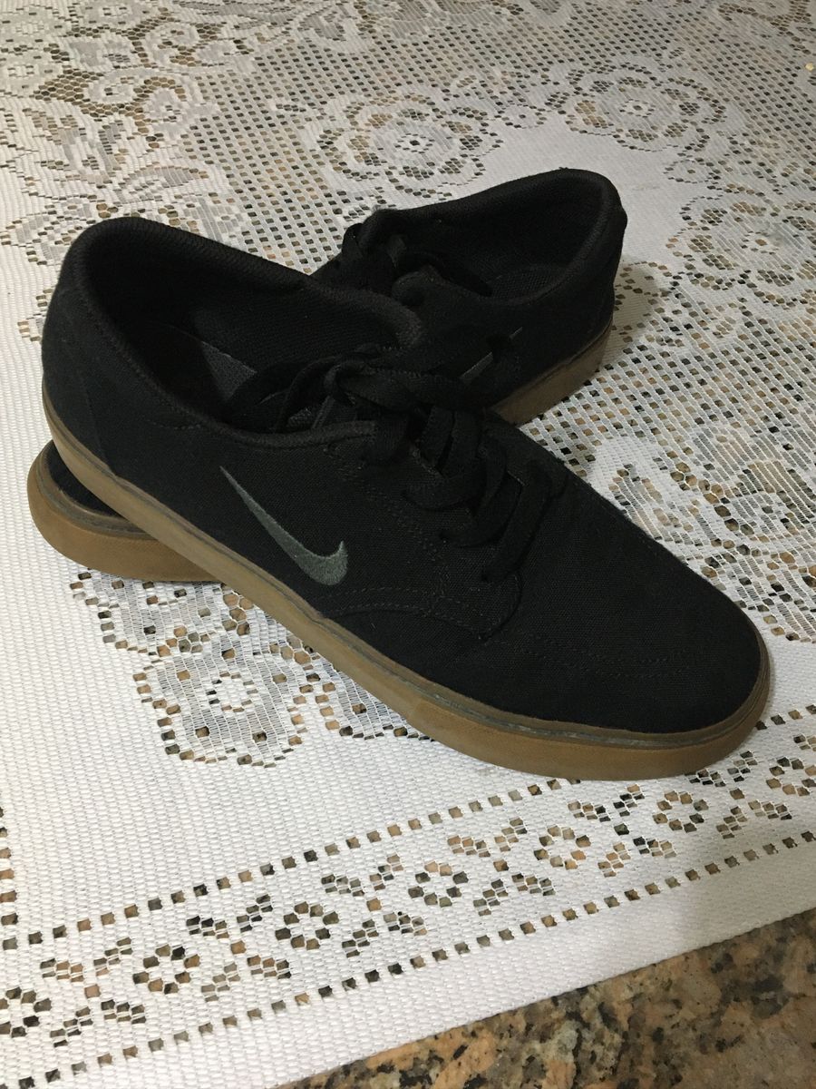 tenis masculino preto com sola marrom