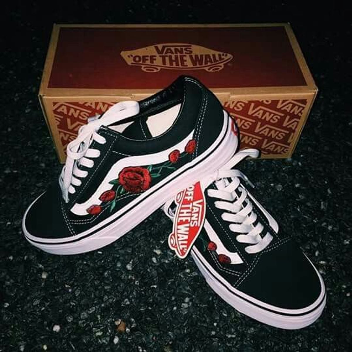 vans preto com rosa bordada