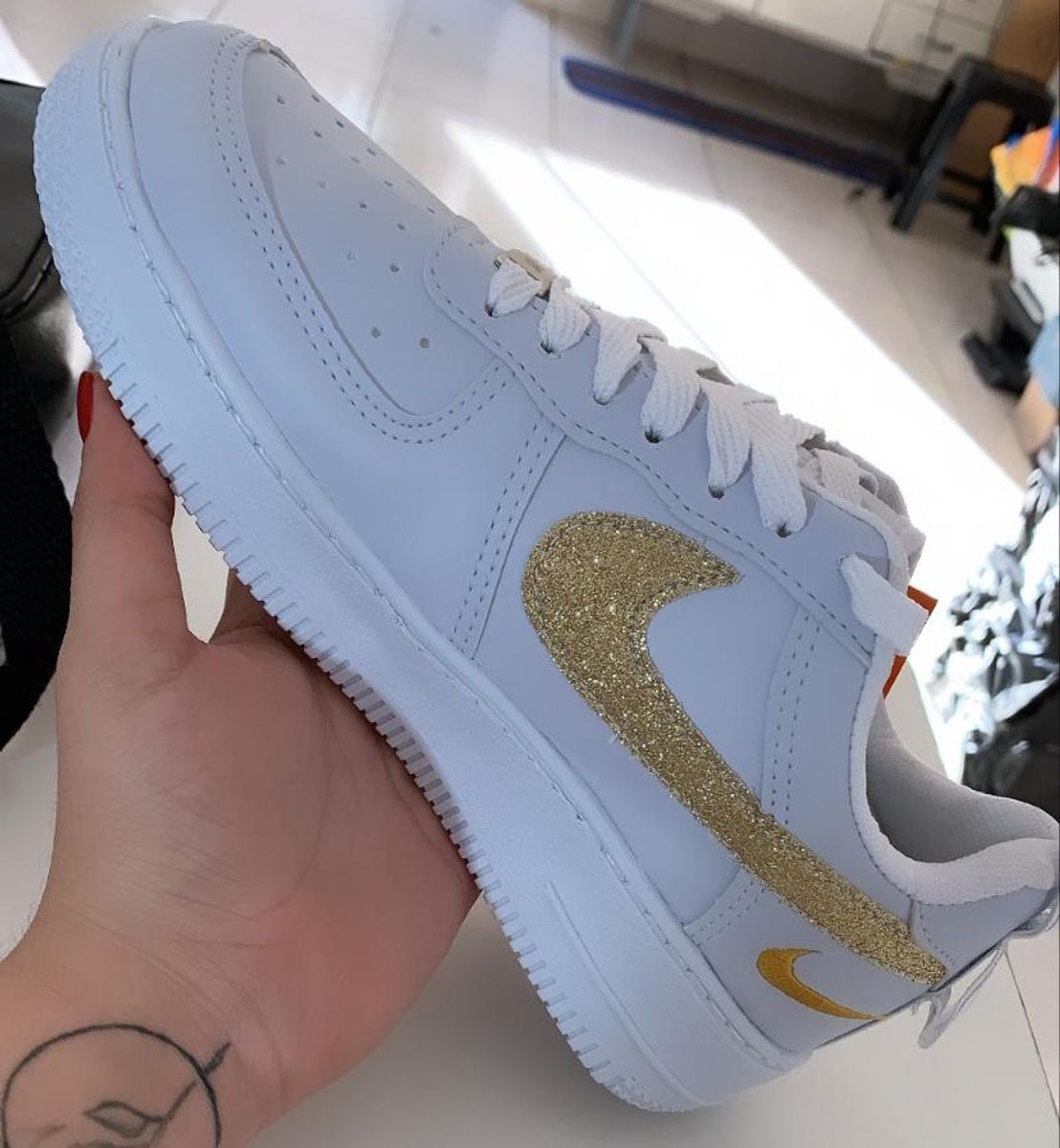 tenis nike feminino branco e dourado