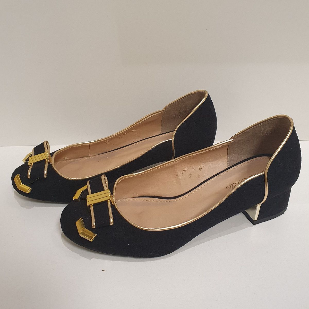 sapato dourado salto baixo