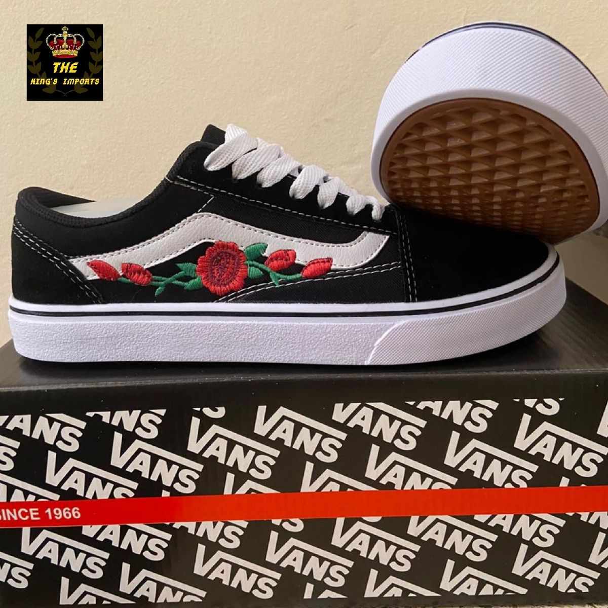 vans old skool preto com flores vermelhas