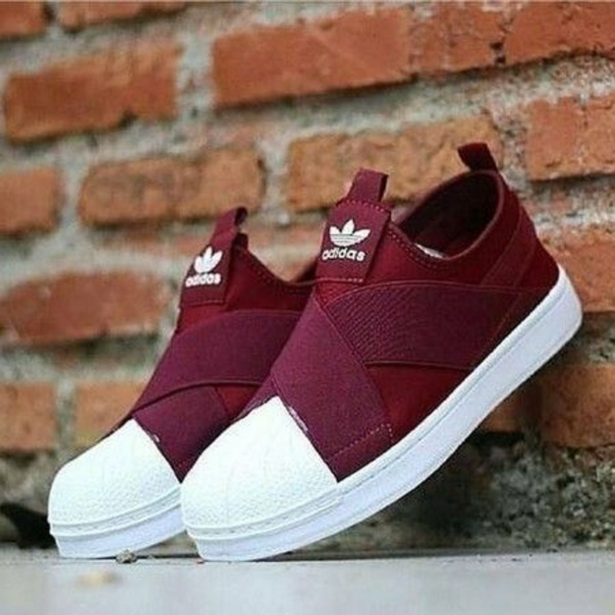 tenis adidas bordo