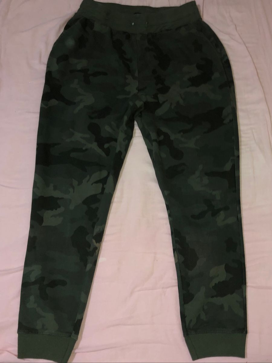 calça camuflada renner