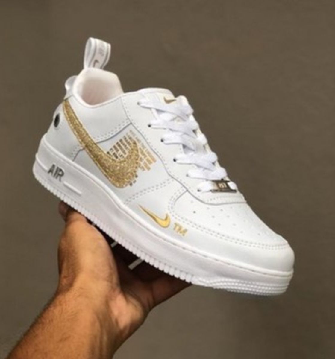 tenis nike branco e dourado feminino