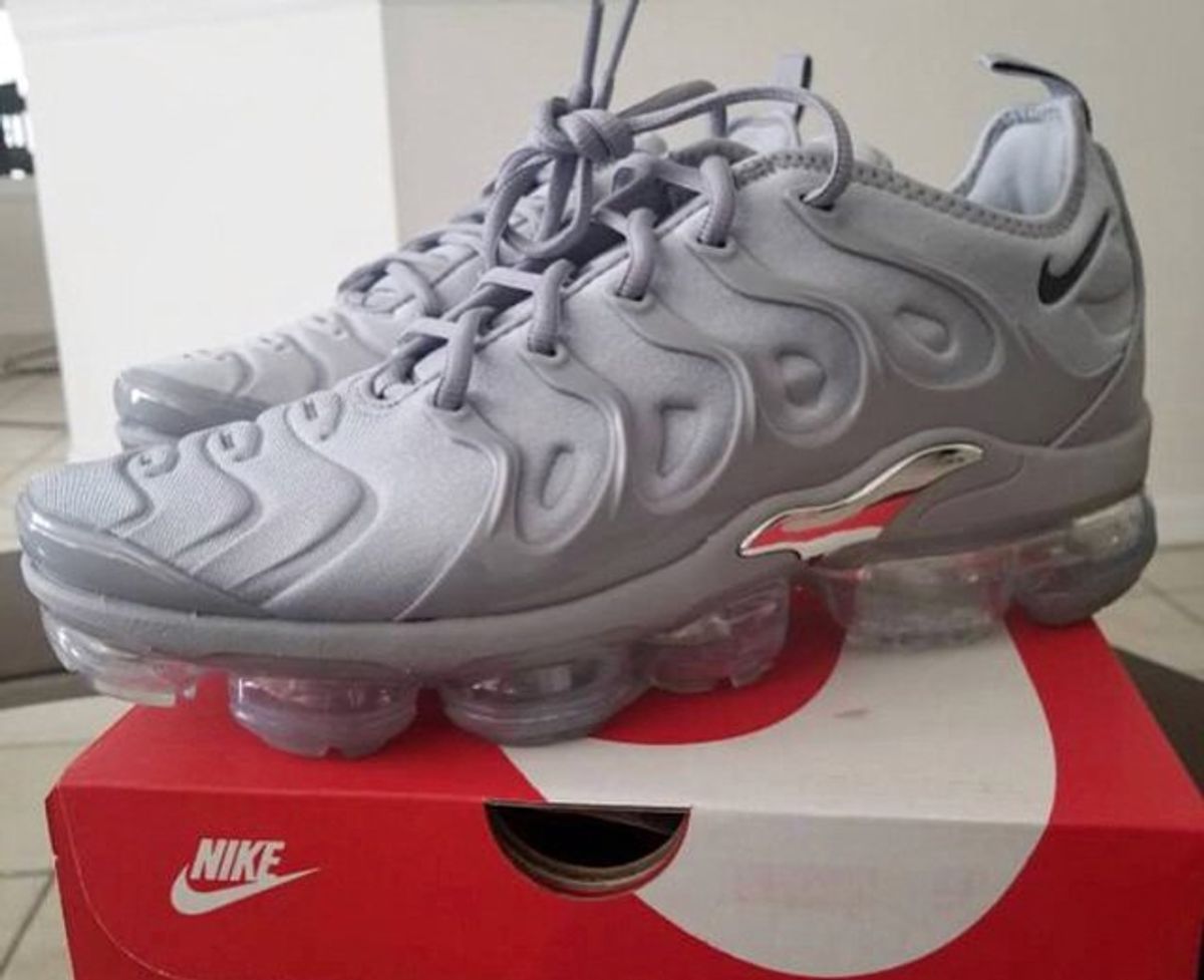 nike vapormax plus cinza