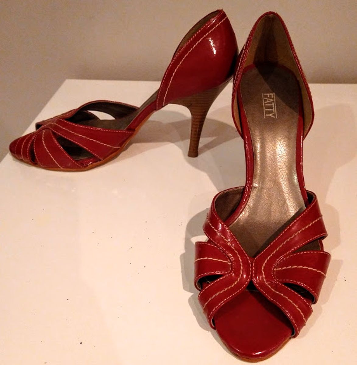 sandalia vermelha salto fino medio