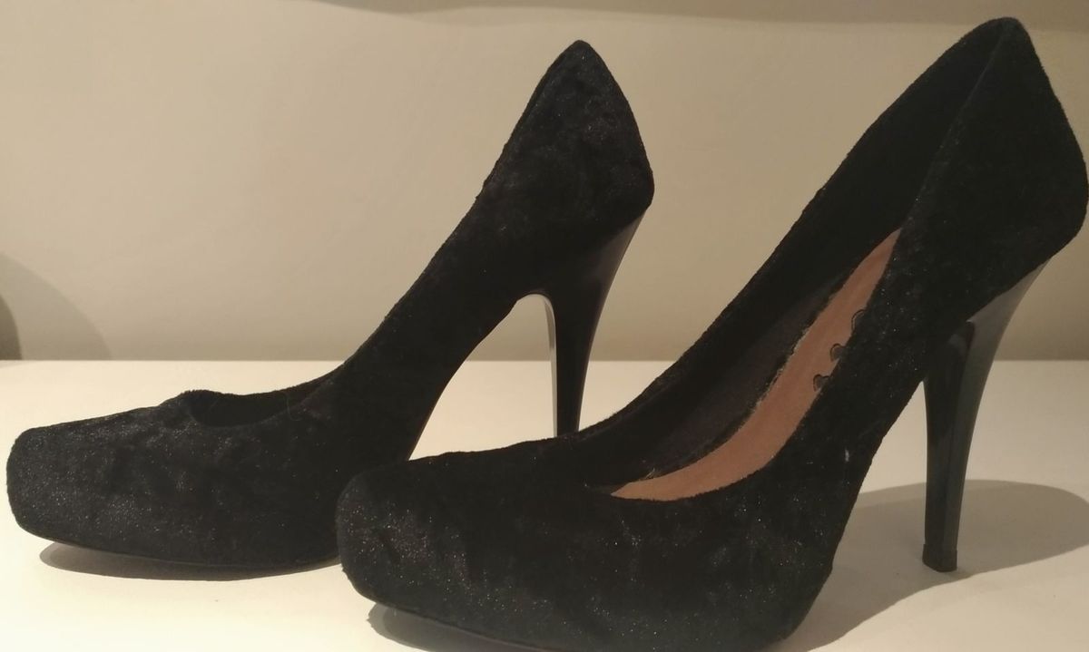 scarpin preto de veludo