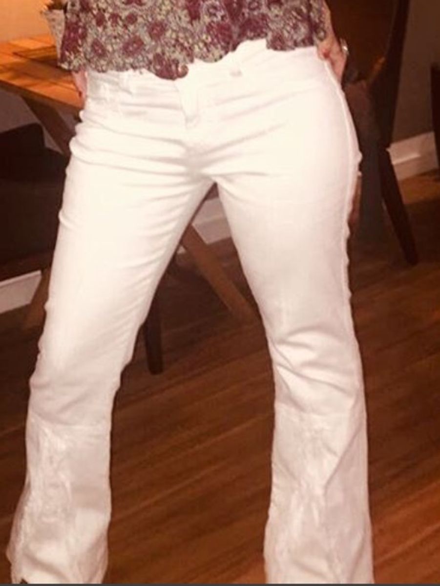 calça jeans branca flare