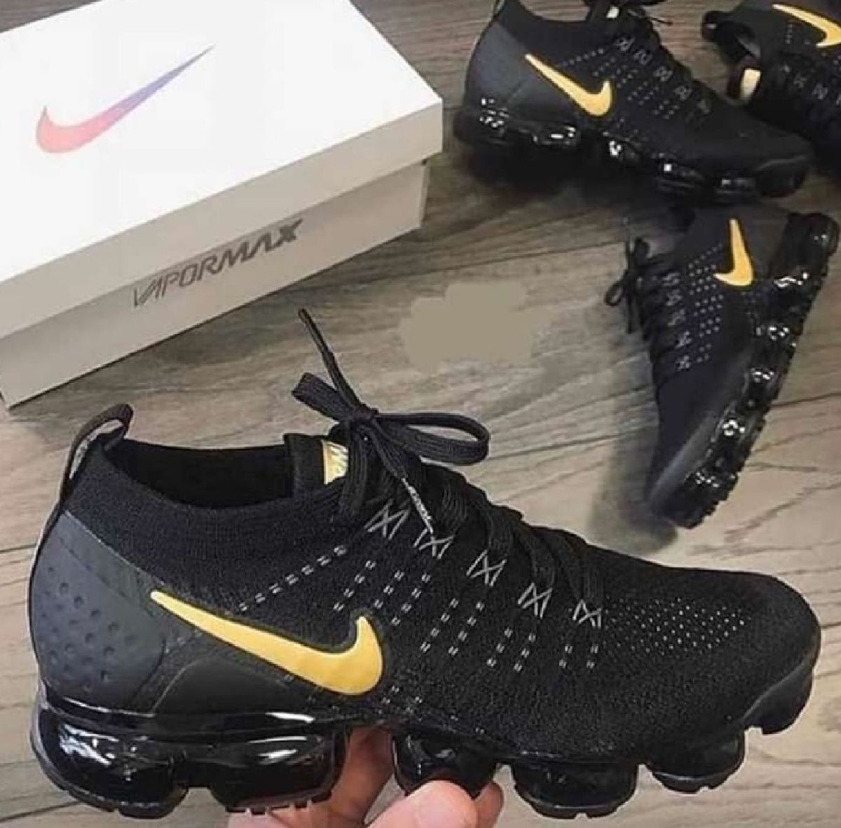 tenis nike vapormax preto com dourado
