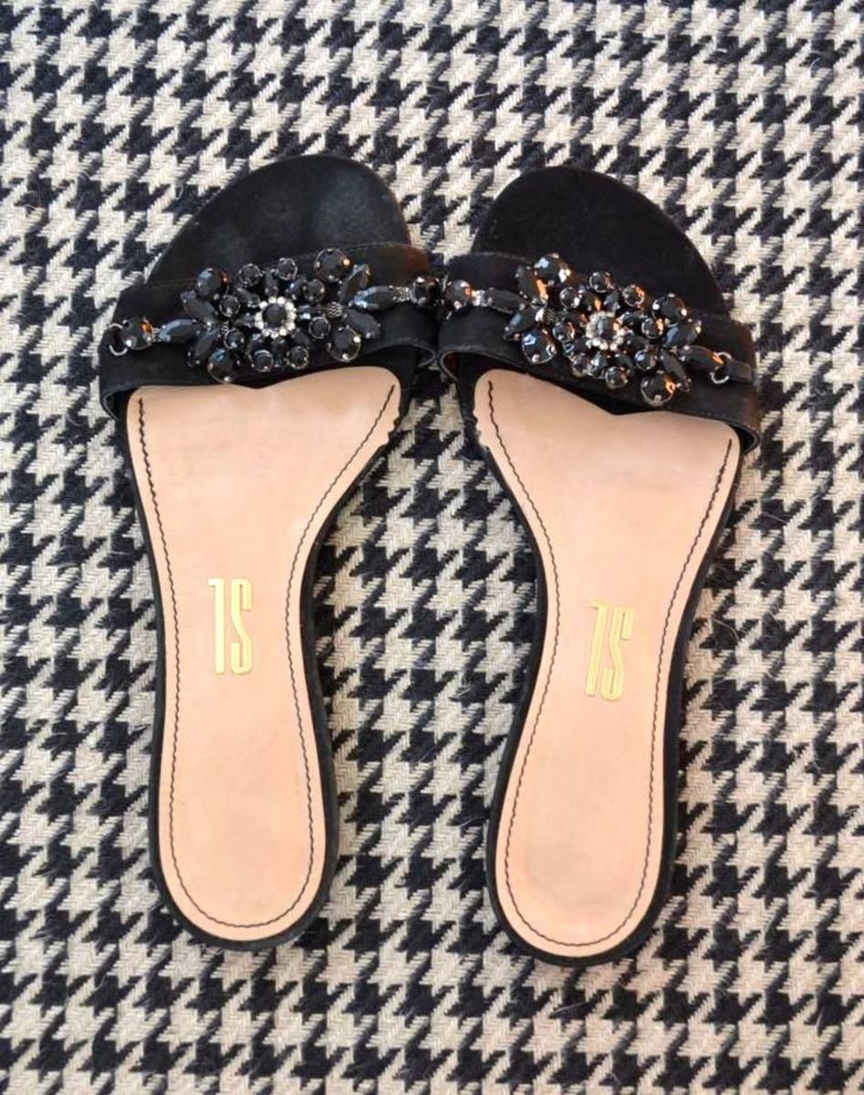 rasteirinha presa no tornozelo