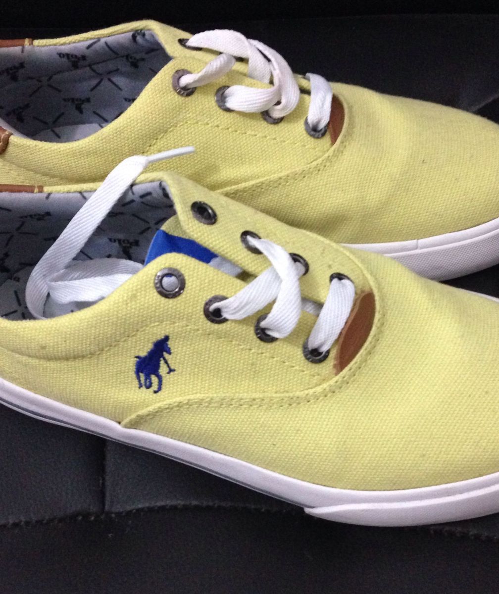 tenis polo amarelo