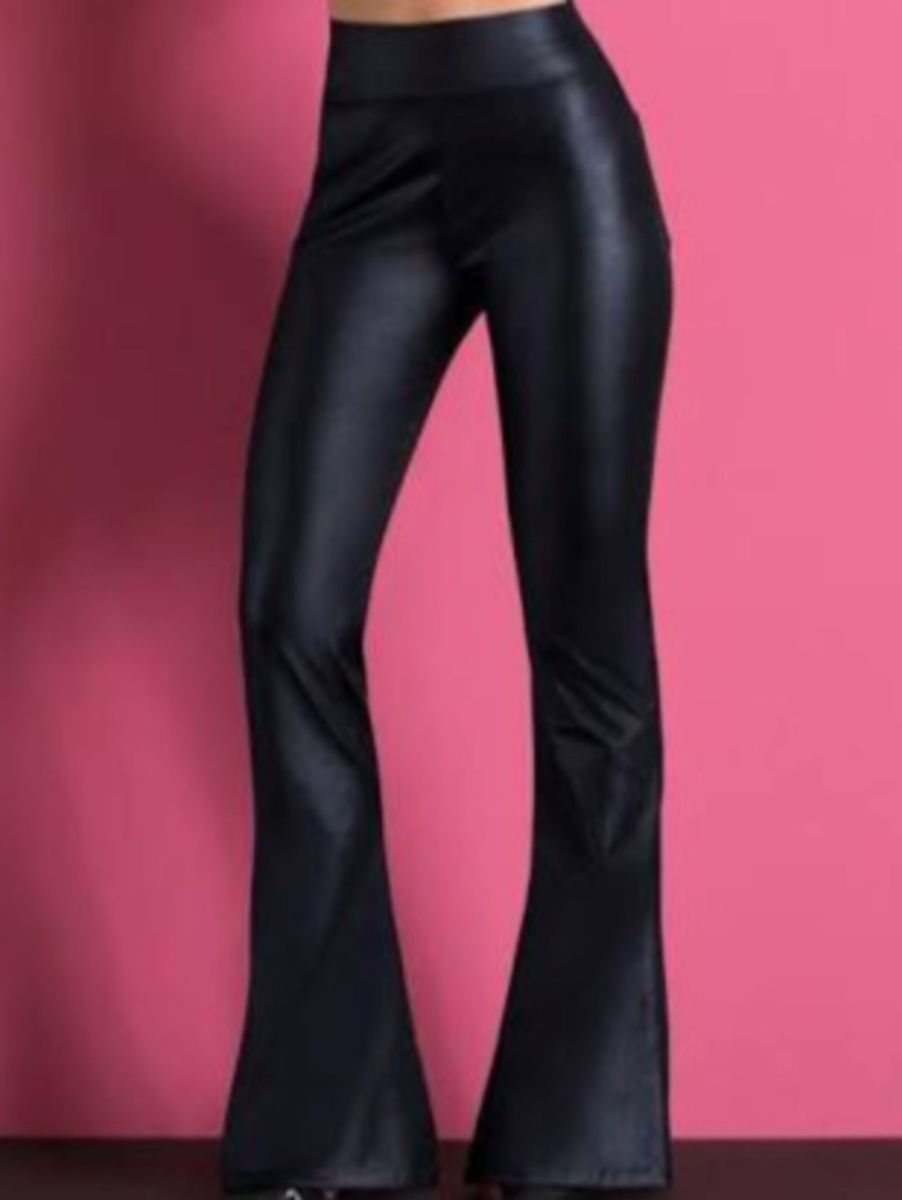 calça flare imitando couro