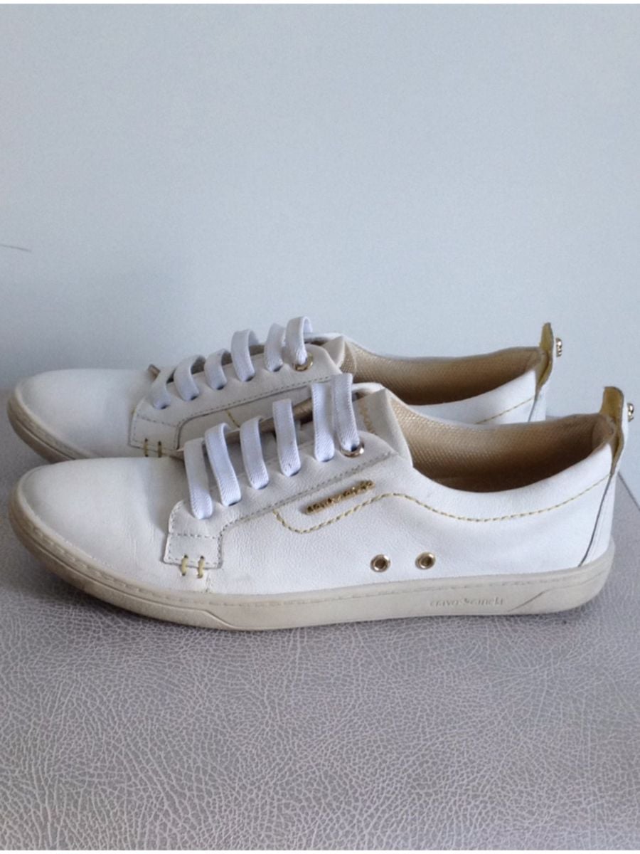 tenis aberto atras cravo e canela