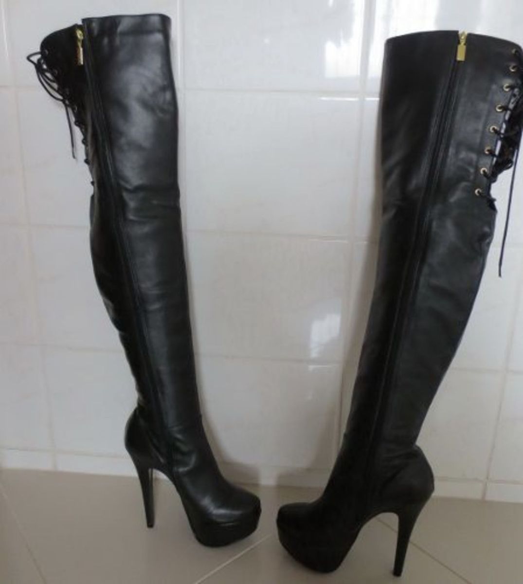 saia jeans midi com bota