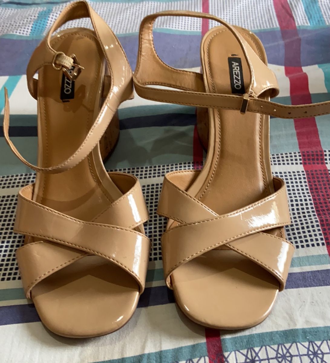 sandália nude arezzo