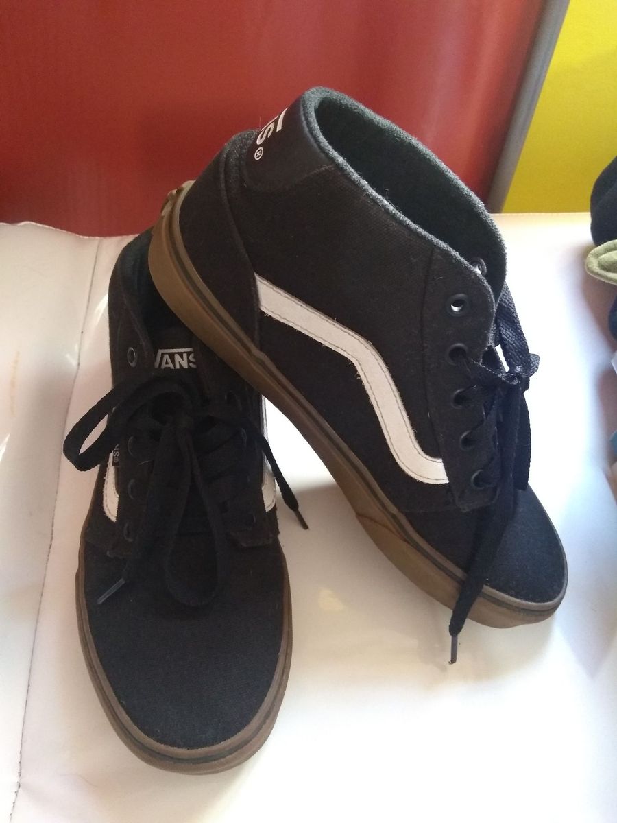 tenis preto com sola bege feminino