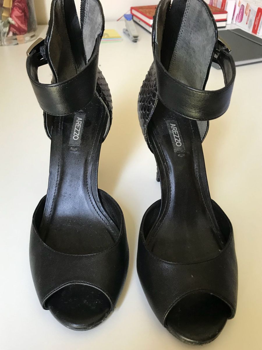 sandalia arezzo cobra