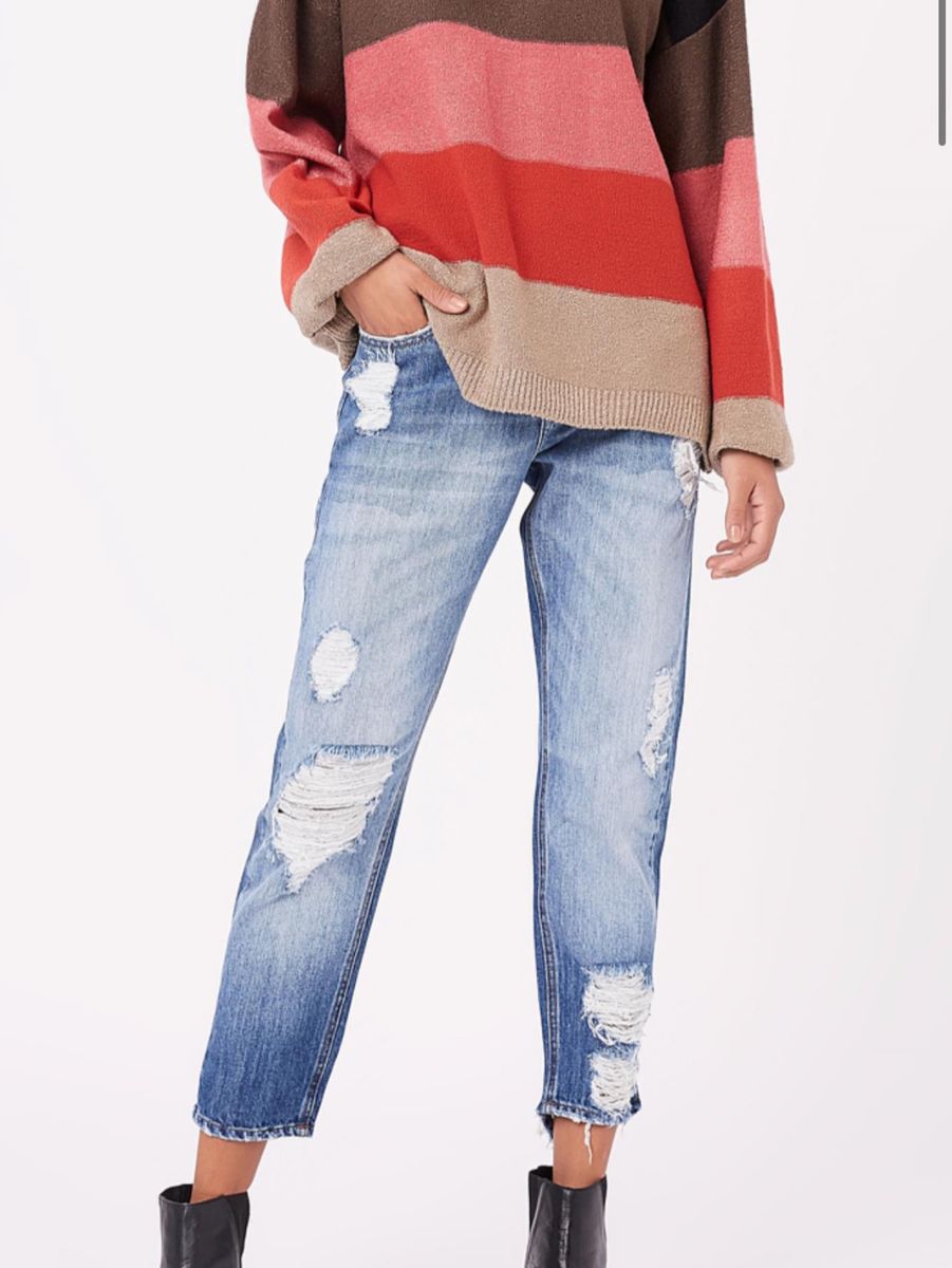 calça feminina boyfriend em jeans com rasgos