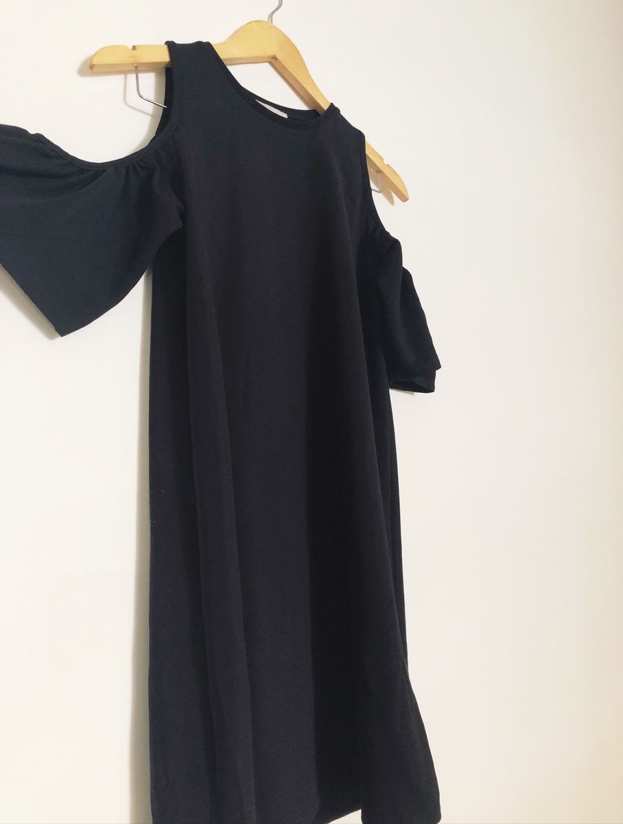 vestido ombro vazado preto