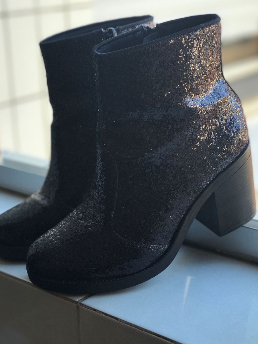 bota preta com glitter